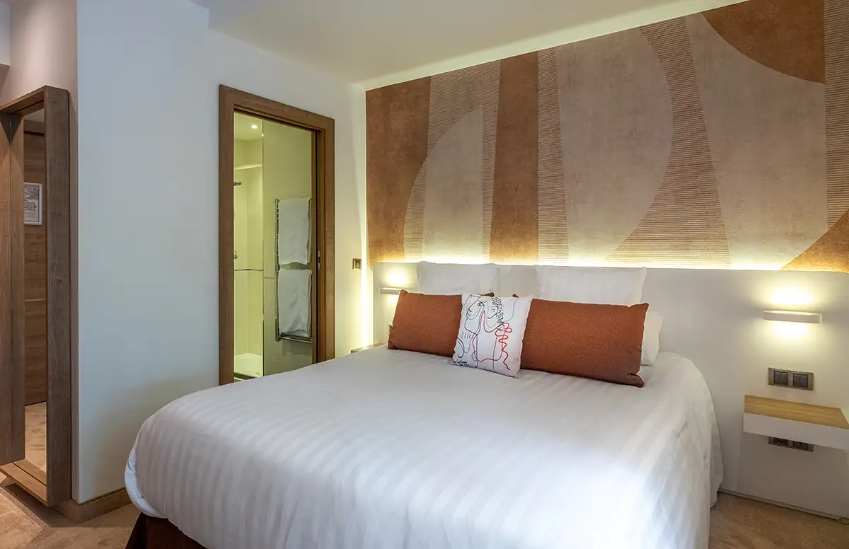 Chambre élégante avec décor moderne