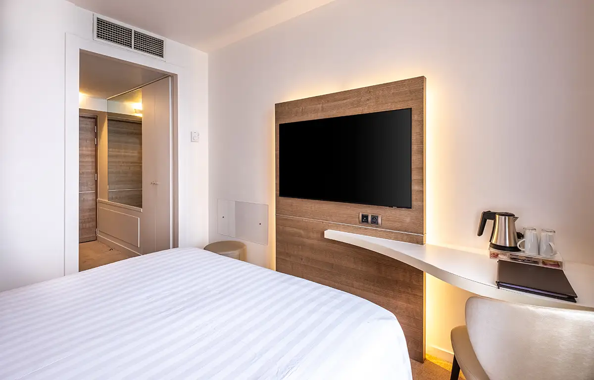 Chambre avec espace de travail